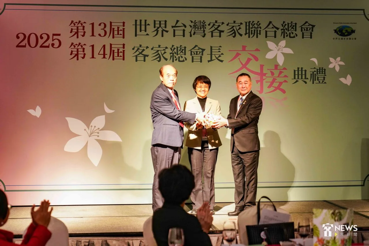 第13屆會長鍾振乾在客委會主委古秀妃見證下,交接印信予第14任會長邱榮光。李台源攝