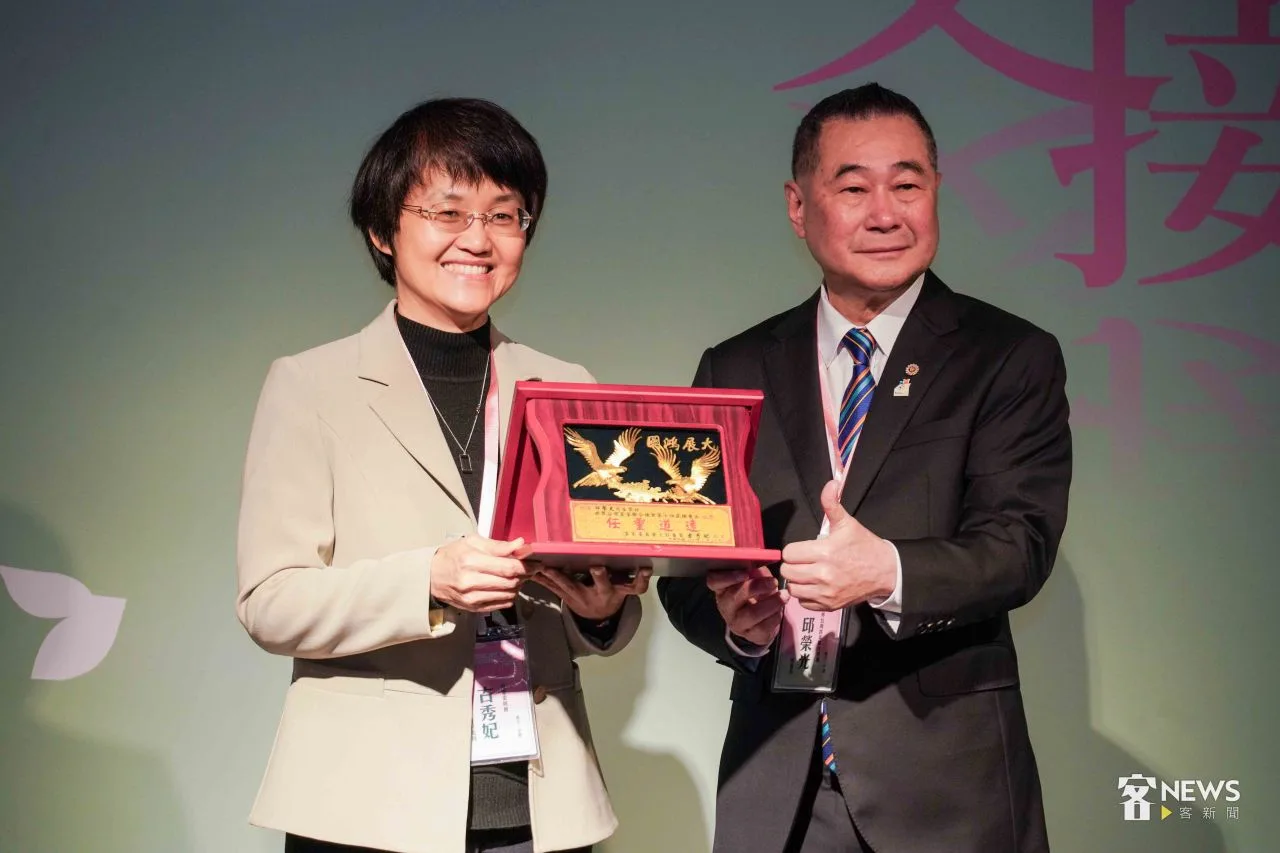 客家委員會主委古秀妃(左)致贈禮物予新任總會長邱榮光(右)。李台源攝