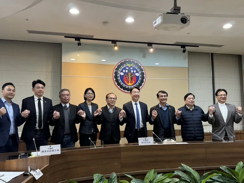 為改善交通,交通部14日邀請6都進行道路交通安全座談會,交通部長陳世凱(右4)等人出席。中央社