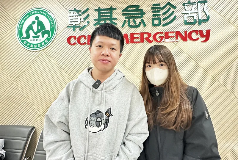彰化基督教醫院蘇姓（左）、郭姓（右）急診護理師13日逛新光三越百貨台中中港店時遇上氣爆，事發後蘇男對澳門阿嬤實施CPR，郭女向救護人員拿點滴施打。中央社
