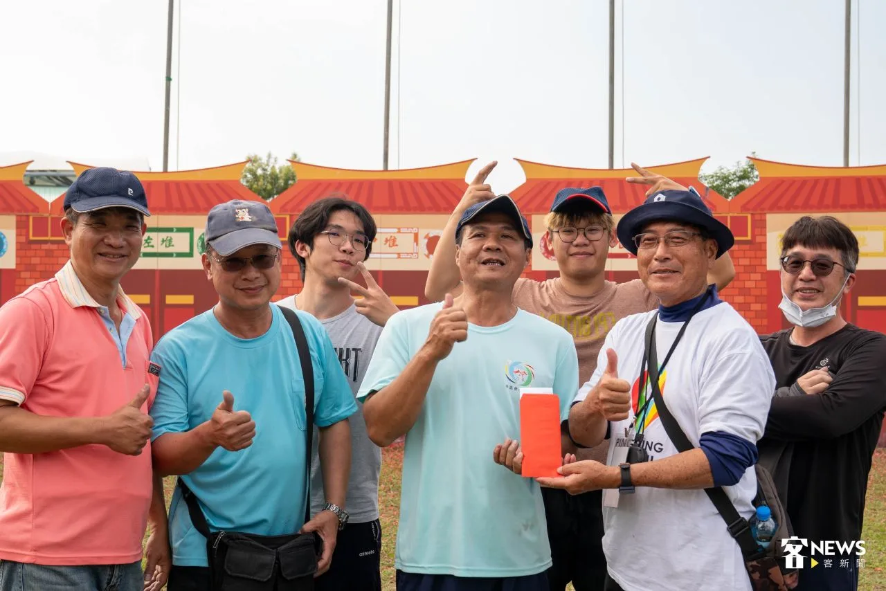 獲得第二名的周昆立和親友一起接受頒獎。李宥妍攝