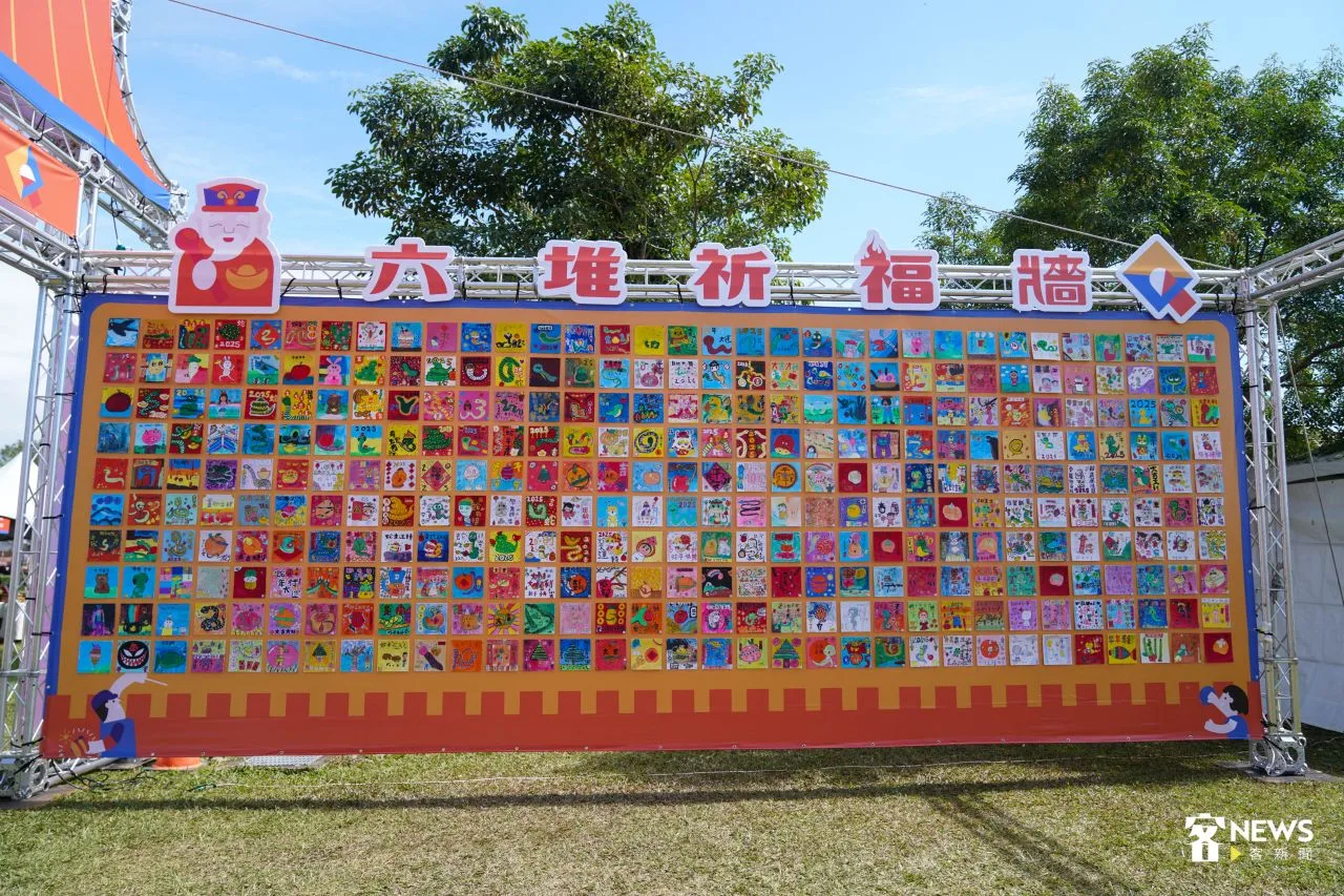 小朋友彩繪六堆尖炮城祈福牆。范修語攝