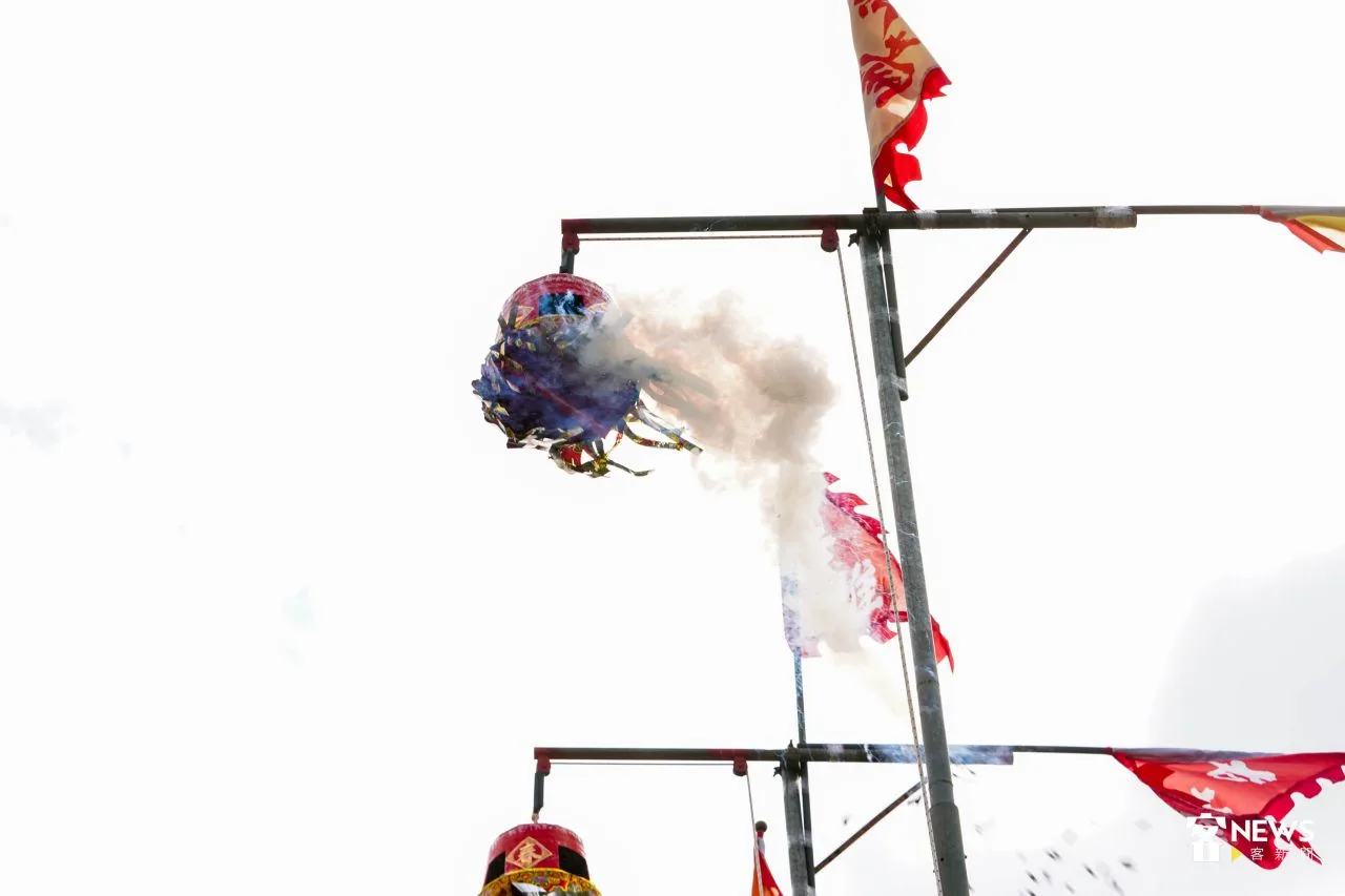 炮籠高達8公尺。范修語攝
