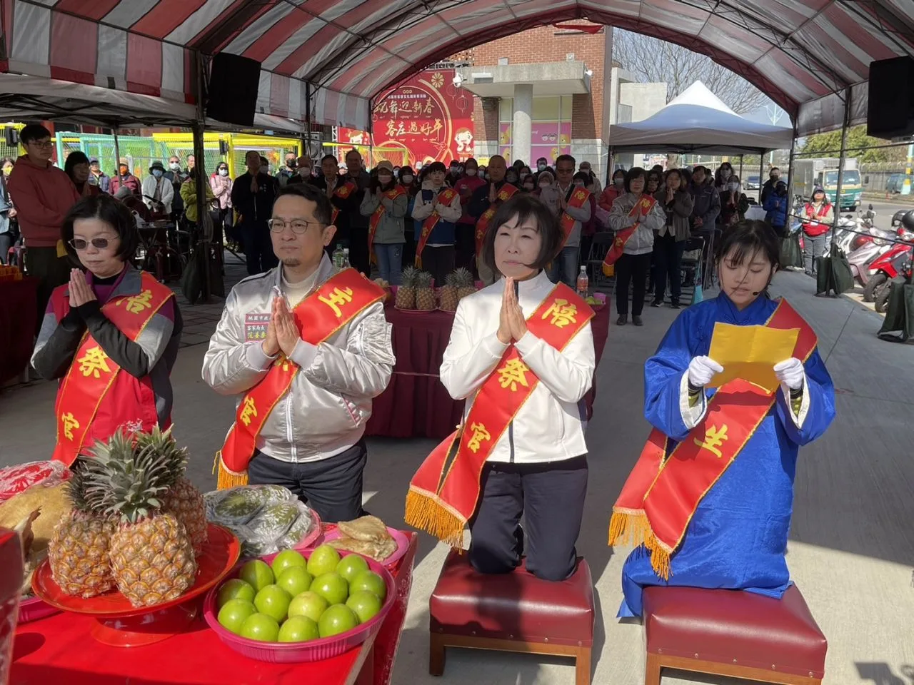 今年讀祝禮生邀請到去年客語講古比賽的得獎邱光翠（右一）女同學擔任，展現公部門加強落實性別平等，同時推動客語向下扎根的行動力。桃園市客家局提供