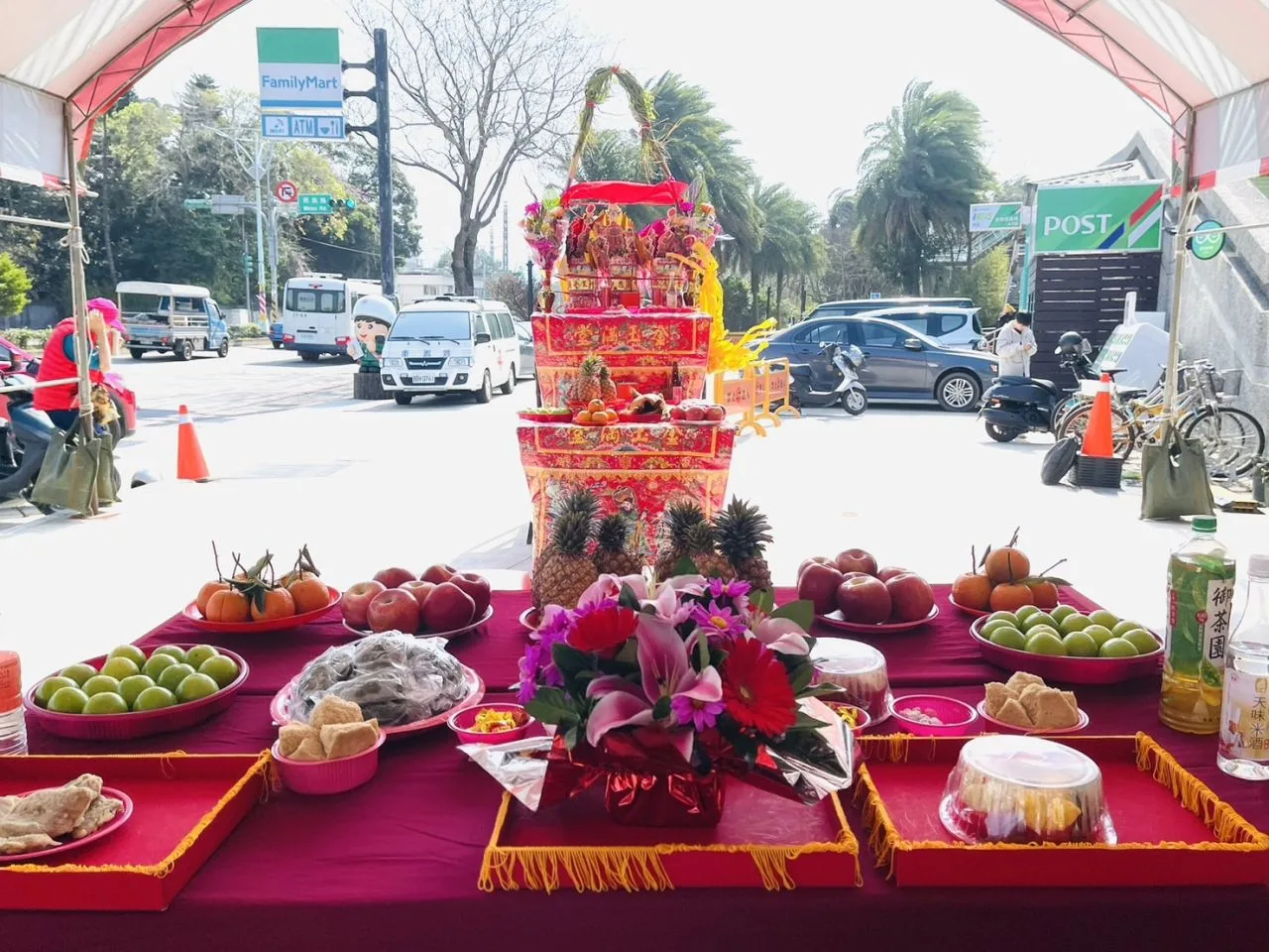 2025桃園天穿日活動祭天儀式，現場準備鮮花素果及客家粄食，以此感念女媧補天的恩澤。桃園市客家局提供