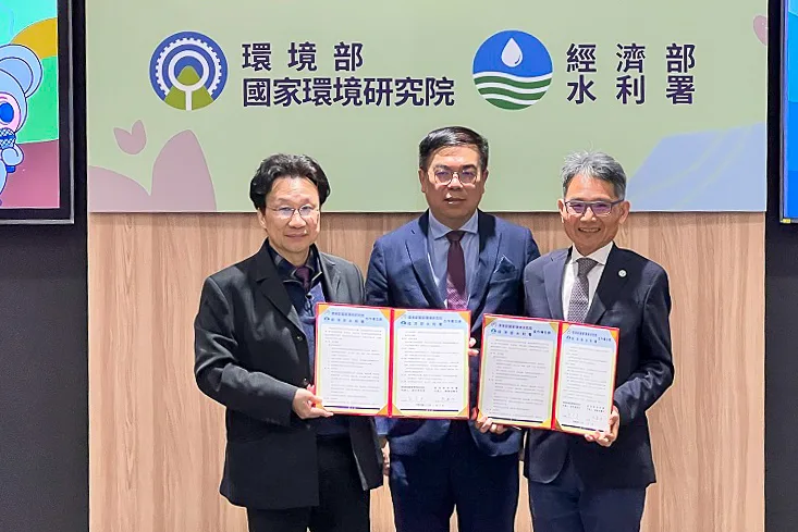 環境部國家環境研究院與經濟部水利署簽署合作備忘錄，由國環院長劉宗勇（左）、水利署長賴建信（右）簽署，環境部長彭啓明（中）見證。環境部提供