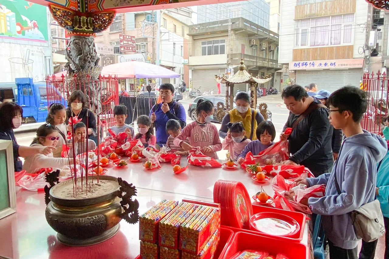 孩子們放置供品。客傳會提供