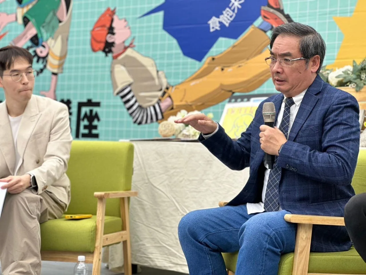 客傳會董事長陳邦畛分享《靛花》季刊出刊點點滴滴。客傳會提供