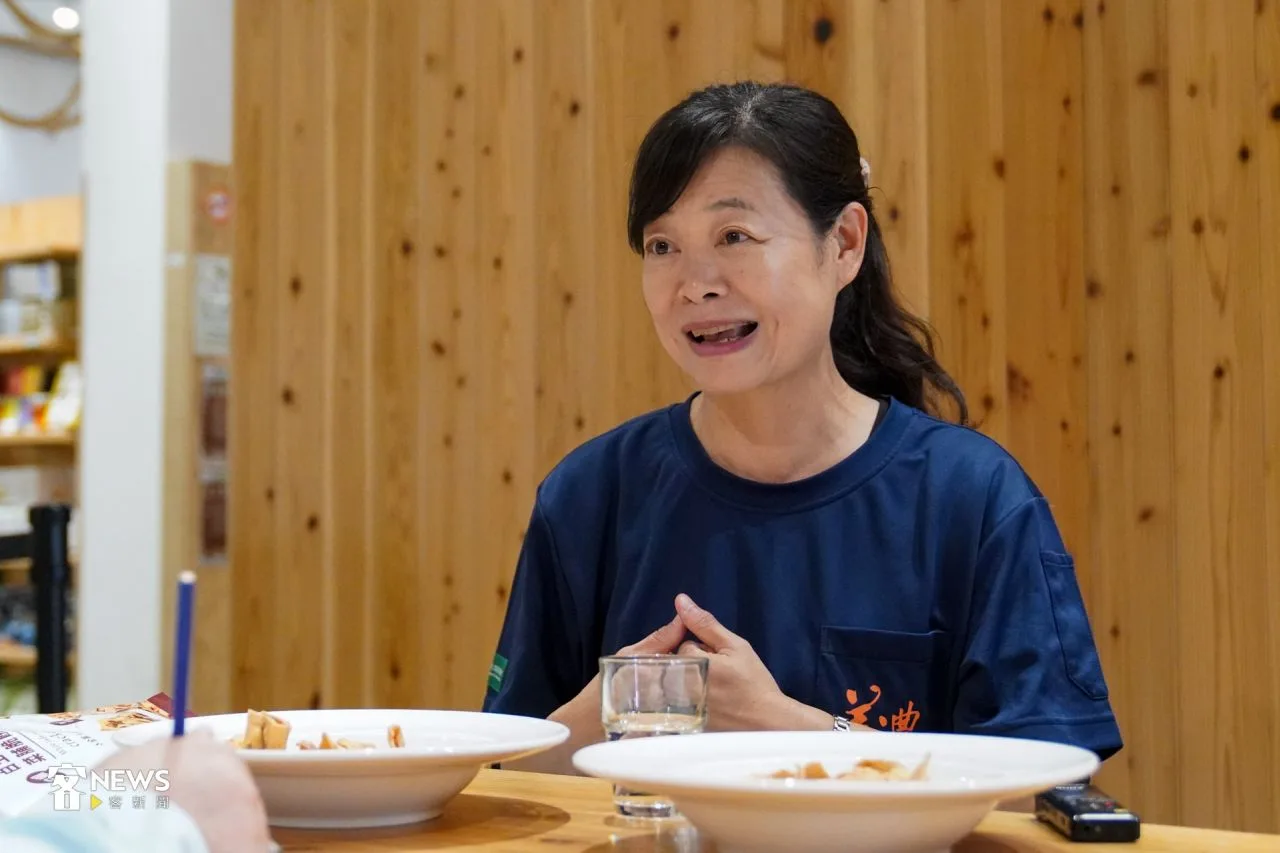 美濃農會推廣股主任鍾雅倫說,白玉蘿蔔脆餅研發耗時超過一年。洪藝晅攝