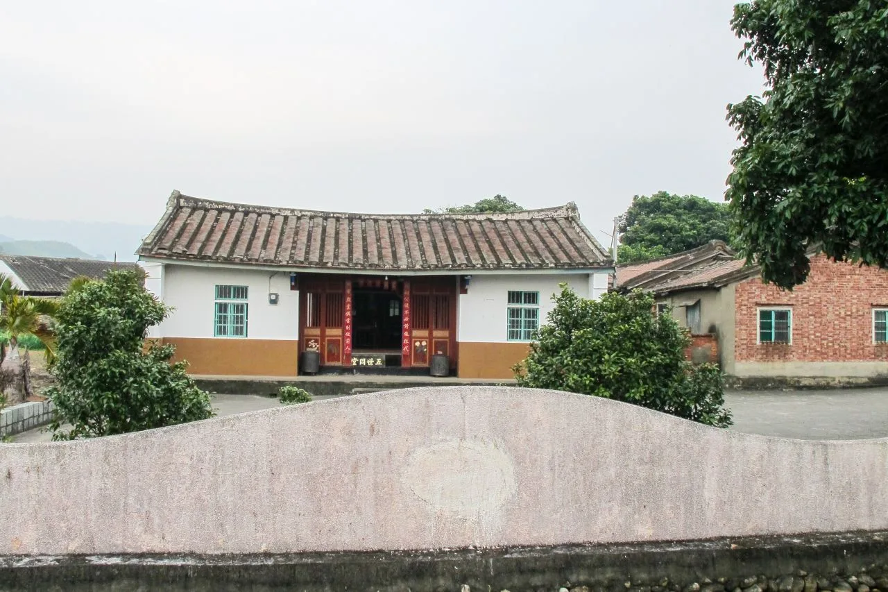 通霄鎮李氏公廳建於清末,目前建築是1935年關刀山大地震後重建,數年前亦曾整修。何來美攝