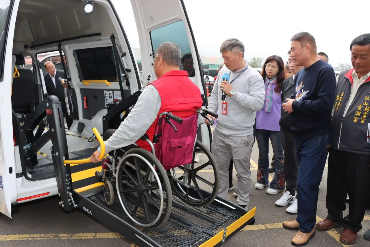 靈洞宮捐贈復康巴士、3眼部檢查器　回饋苗栗鄉里