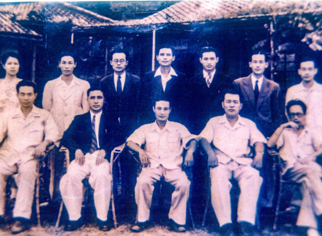 李白濱(前排中)是李祥甫四子,日本京都帝國大學畢業,競選過苗栗縣長,圖為他擔任文林中學校長時與同事合影。何來美翻攝