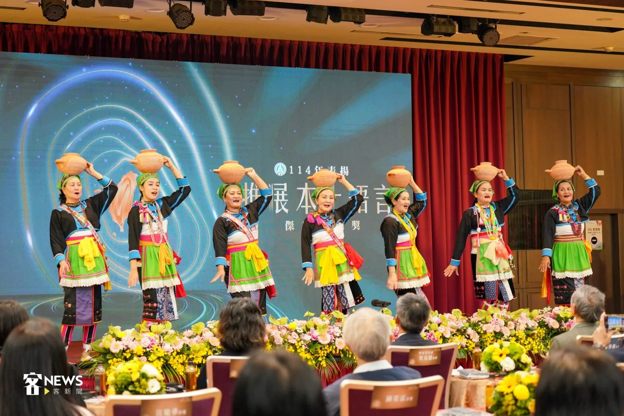 杵音文化藝術團為表揚典禮帶來開場表演，展現國寶級的原住民文化。洪藝晅攝