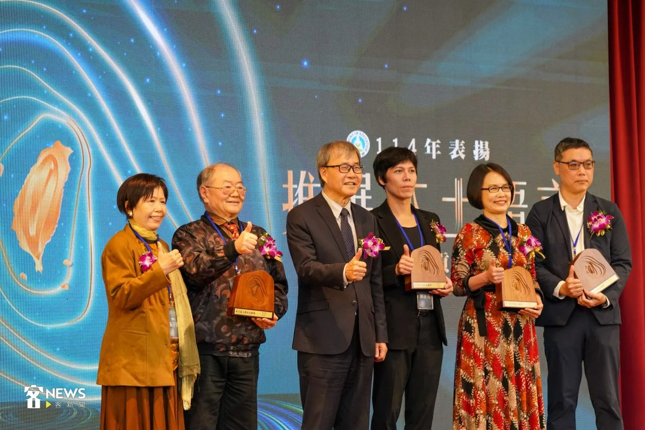 教育部長鄭英耀（左3）與臺灣台語的4組個人獎項人員合影留念。洪藝晅攝