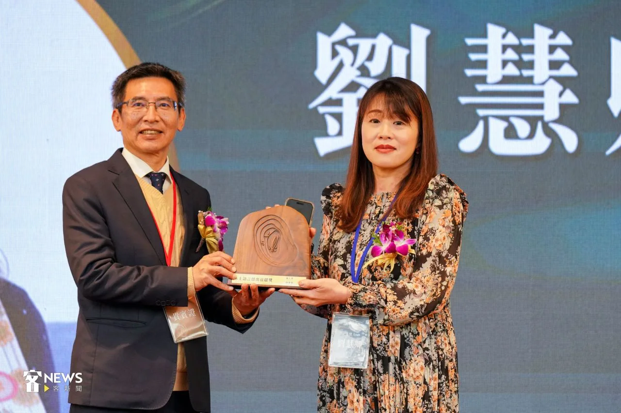 劉慧卿老師（右）用母語說故事，開辦「細細客人親子讀書會」推展客語。洪藝晅攝