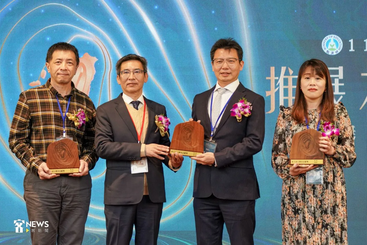 客家委員會參事吳克能（左2）與林柏殷（左1）、劉慧卿（右1）與鍾芳亷（右2）合影。洪藝晅攝