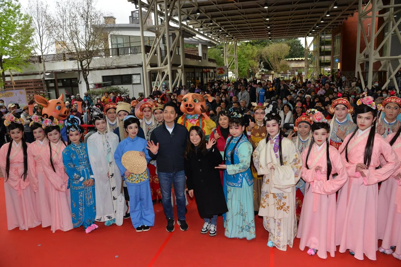 台北市長蔣萬安與參加台北客家春慶民眾及演員。北市客基會提供