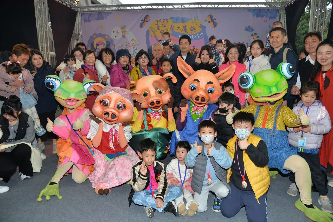 台北客家春慶為兒童祈福。北市客基會提供