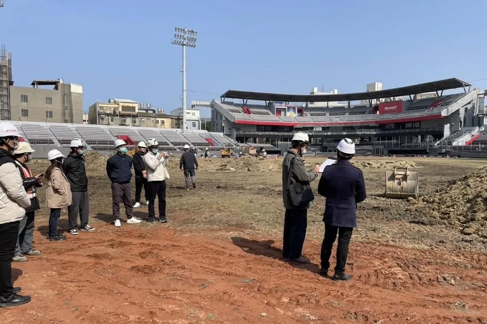 新竹地檢署今（25日）上午會同相關單位，前往新竹市立棒球場會勘調查。新竹地檢署提供