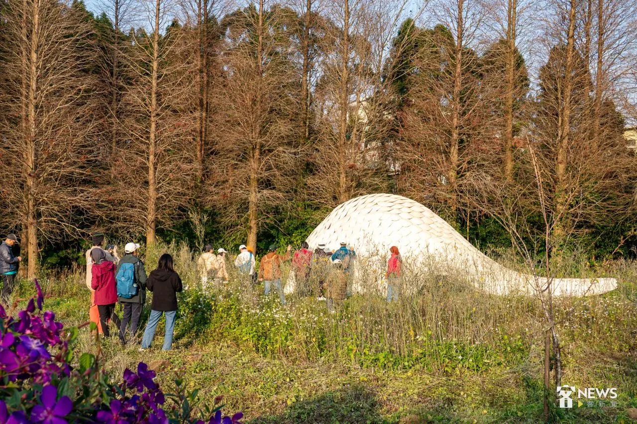 美濃愛鄉成員在浪漫台三線藝術季橫山「沉睡的少年」作品前，瞭解地方居民如何投入維運。李台源攝