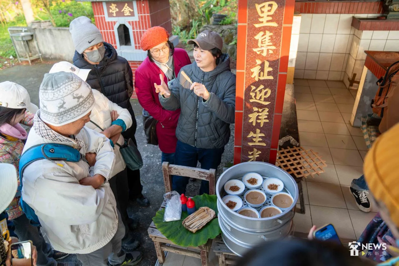 晌午粄食創辦人陳宜偲（右1）帶著自己作的甜粄、鹹粄與六堆鄉親分享。李台源攝