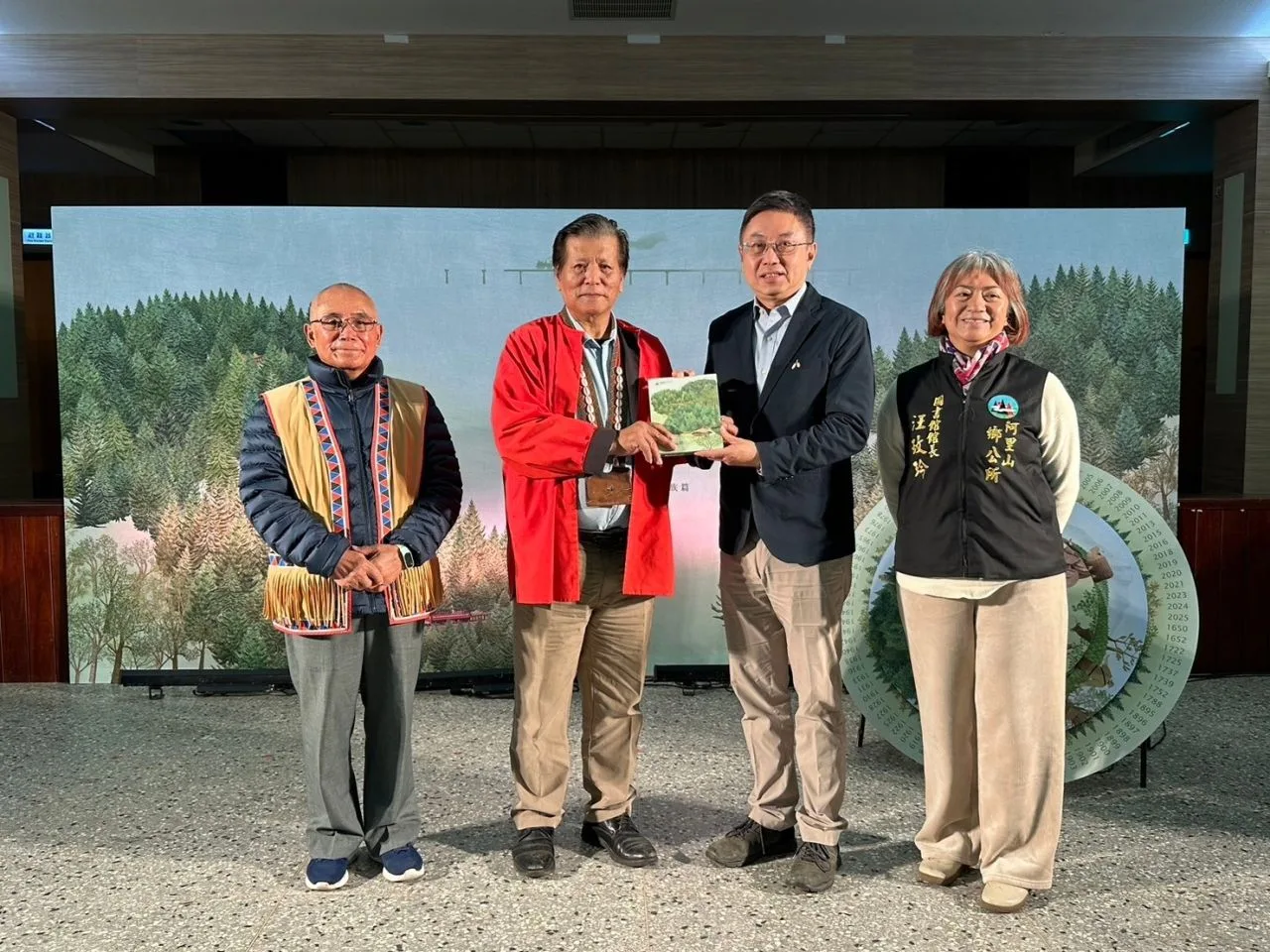 新書《山林鄒族足跡》　 闡述阿里山林業與鄒族關係
