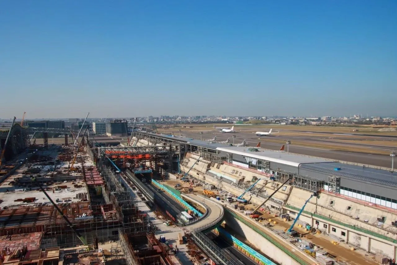 交通部表示，機場服務費已超過10年未調整，相較其他鄰近國家仍屬偏低，且為因應台灣航空站各項機場建設龐大經費及桃園國際機場第三航廈、第三跑道等建設，因此調整機場服務費。桃機公司提供