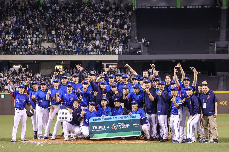 台灣隊以6比3擊敗西班牙隊,成功復仇也搶下2026年預賽門票,全隊開心合影。中央社