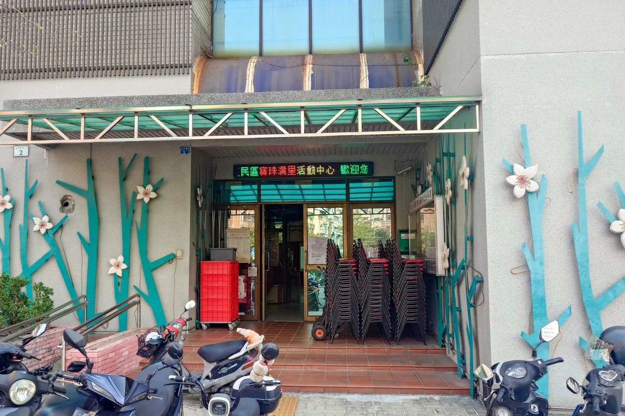 高雄市三民區寶珠溝是客家人聚集地,連里活動中心外觀都有客家桐花意象。何來美攝