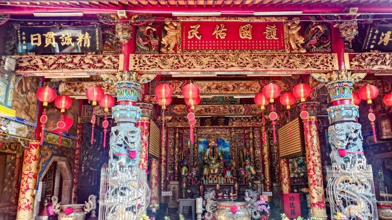 高雄市義民廟主祀義民爺,附祀觀音菩薩、天上聖母、文昌帝君與太歲星君。何來美攝