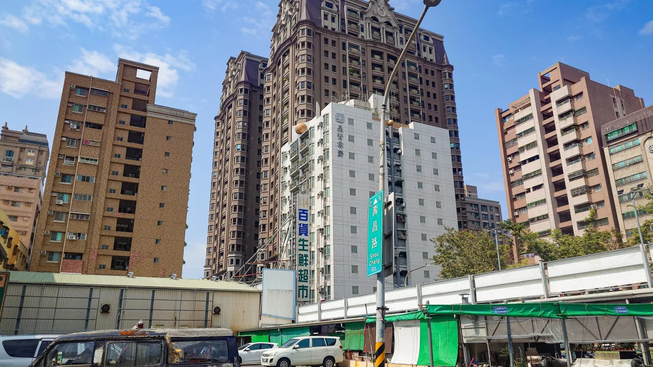 高雄市三民區寶珠溝里一帶高樓大廈林立。何來美攝