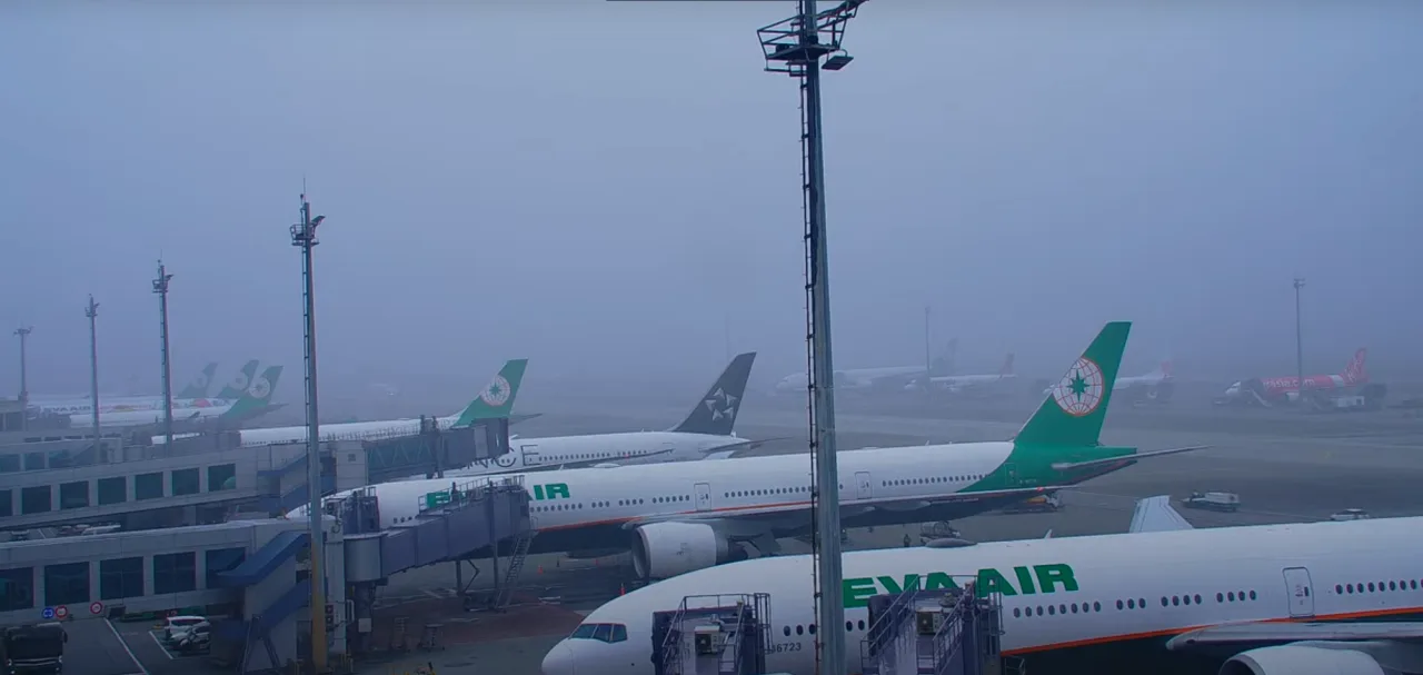 桃園國際機場27日上午9十多的霧況。