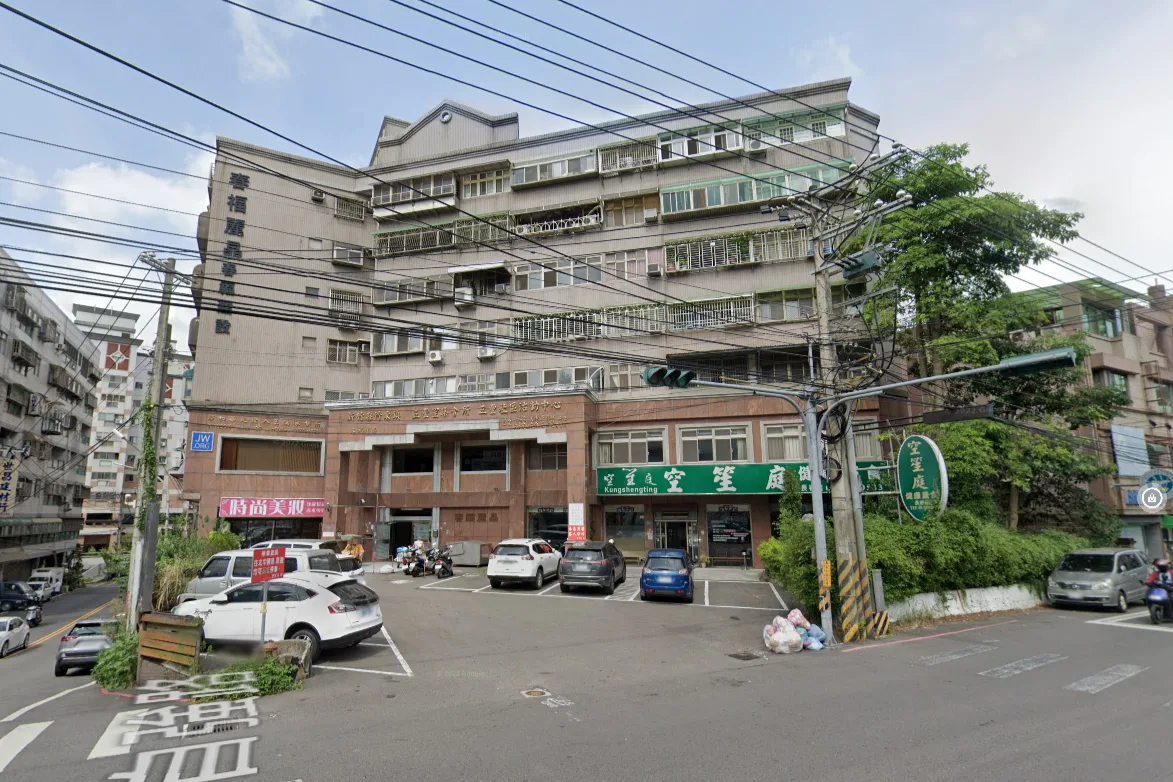 竹東長春路三段今天突然出現大型天坑。翻攝自Google地圖