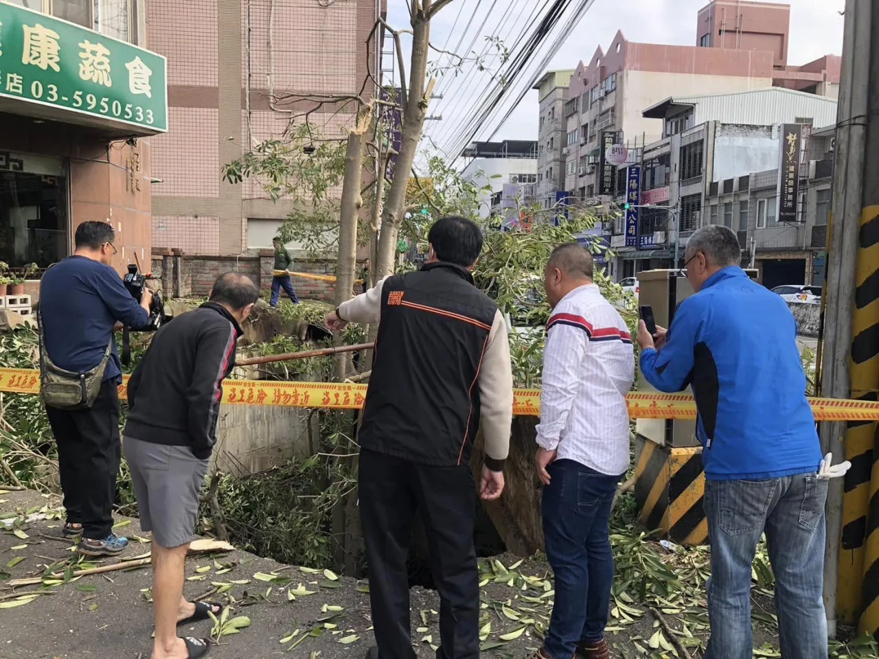 竹東鎮長春路三段374號發生大規模坍塌，一輛車掉落。竹東鎮公所提供