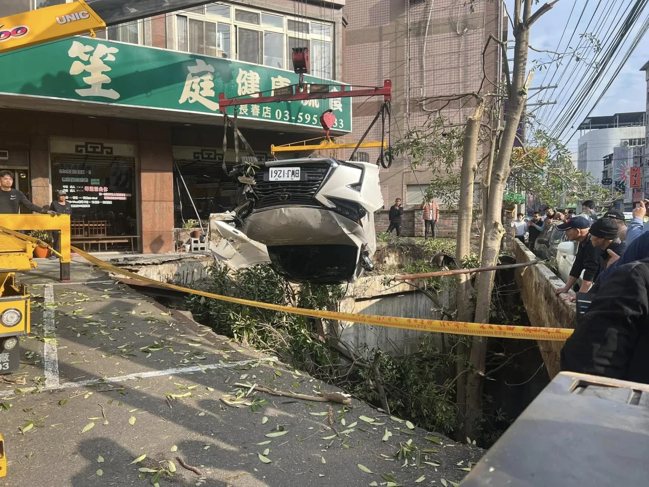 竹東鎮長春路三段374號發生大規模坍塌，一輛車掉落、吊車吊起。竹東鎮公所提供
