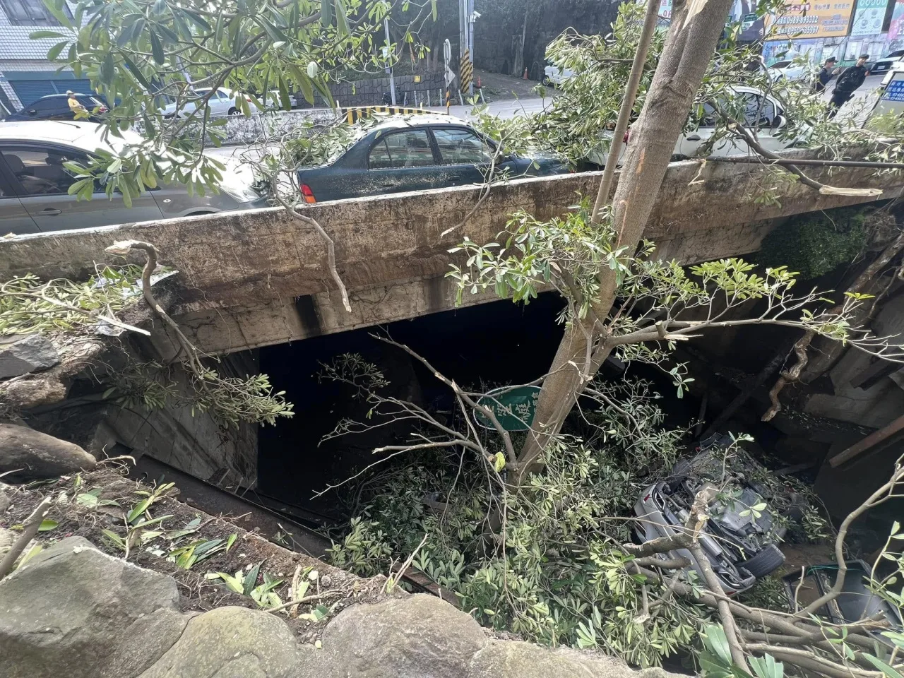 竹東鎮長春路三段374號發生大規模坍塌，一輛車掉落。竹東鎮公所提供
