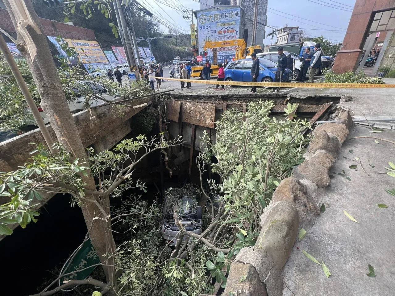 竹東鎮長春路三段374號發生大規模坍塌，一輛車掉落。竹東鎮公所提供