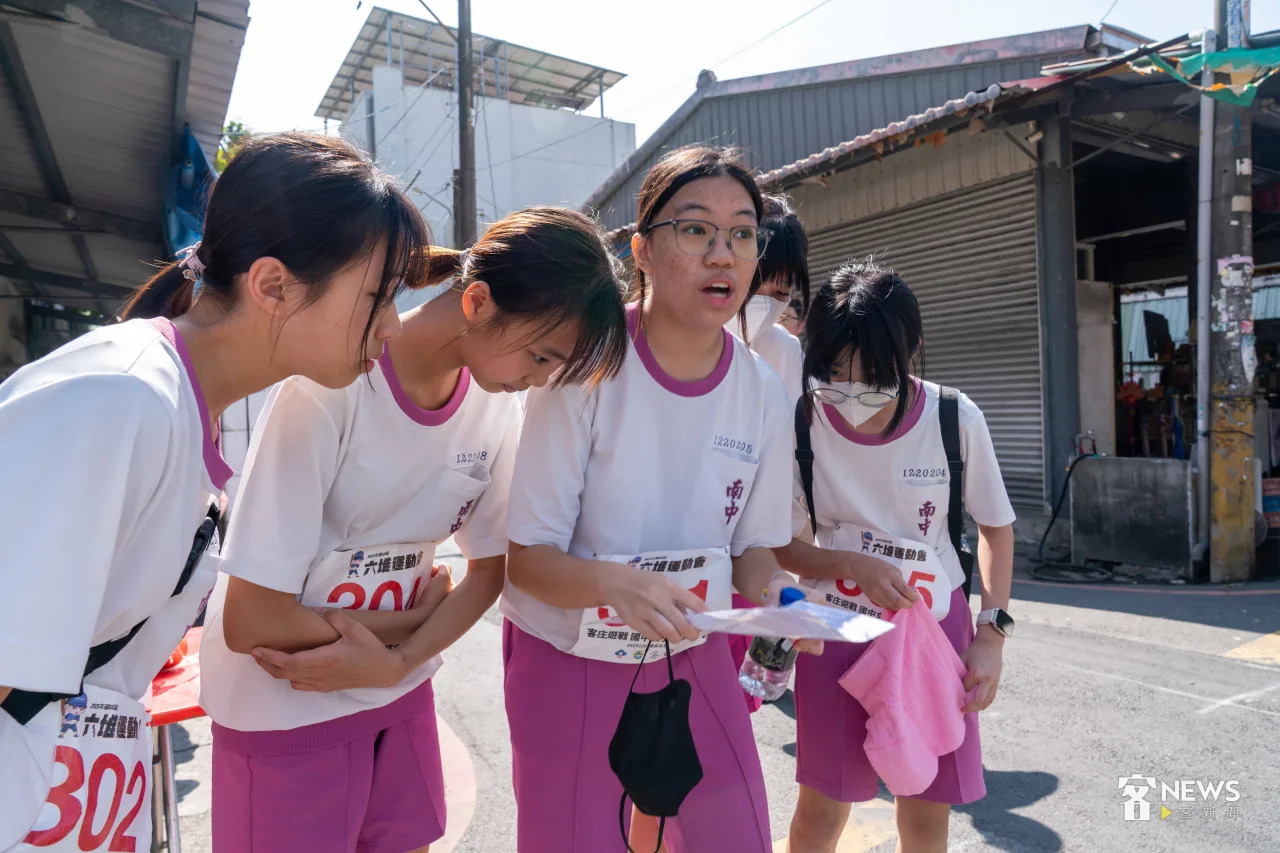 「客庄遊戰」各隊勇闖內埔街路、破關解謎。李台源攝