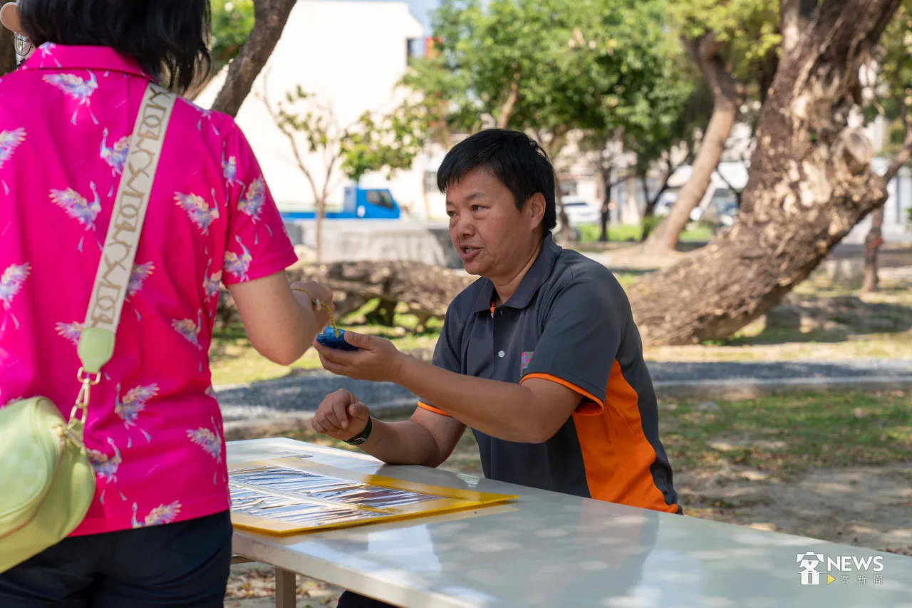 負責「盤花敬伯公」的工作人員林淑貞說，他的關卡讓大家用客語講解每一種盤花的意思。李台源攝