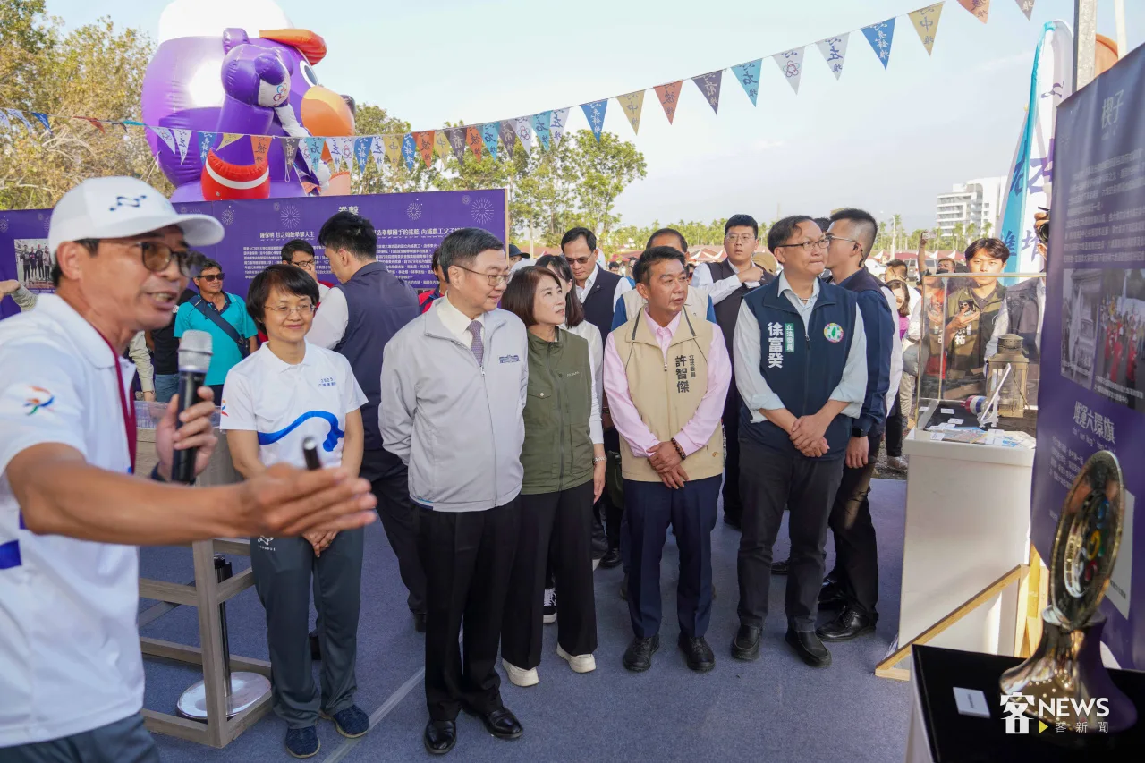 客發中心主任何金樑（左一）向行政院長卓榮泰介紹六堆運動會特展。李台源攝