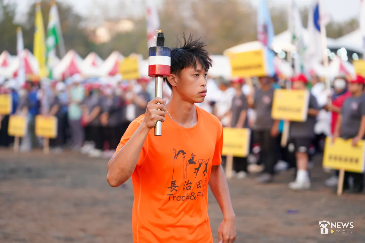 優秀運動員繞場點燃聖火。李台源攝