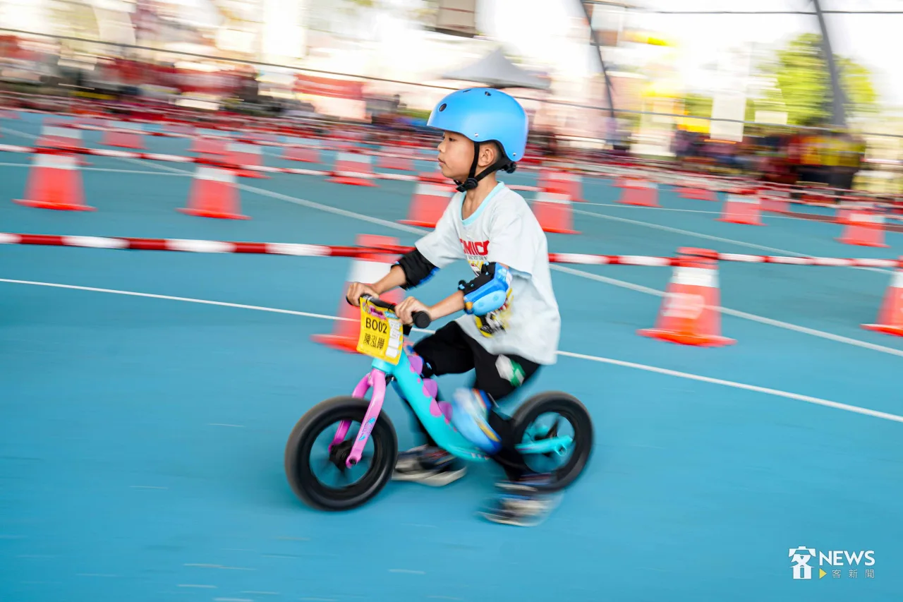 幼兒滑步車趣味競賽。朱愷元攝