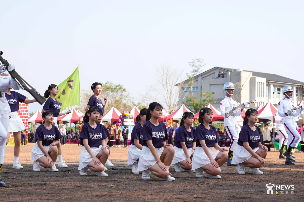 六堆運動會開場儀隊表演。朱愷元攝