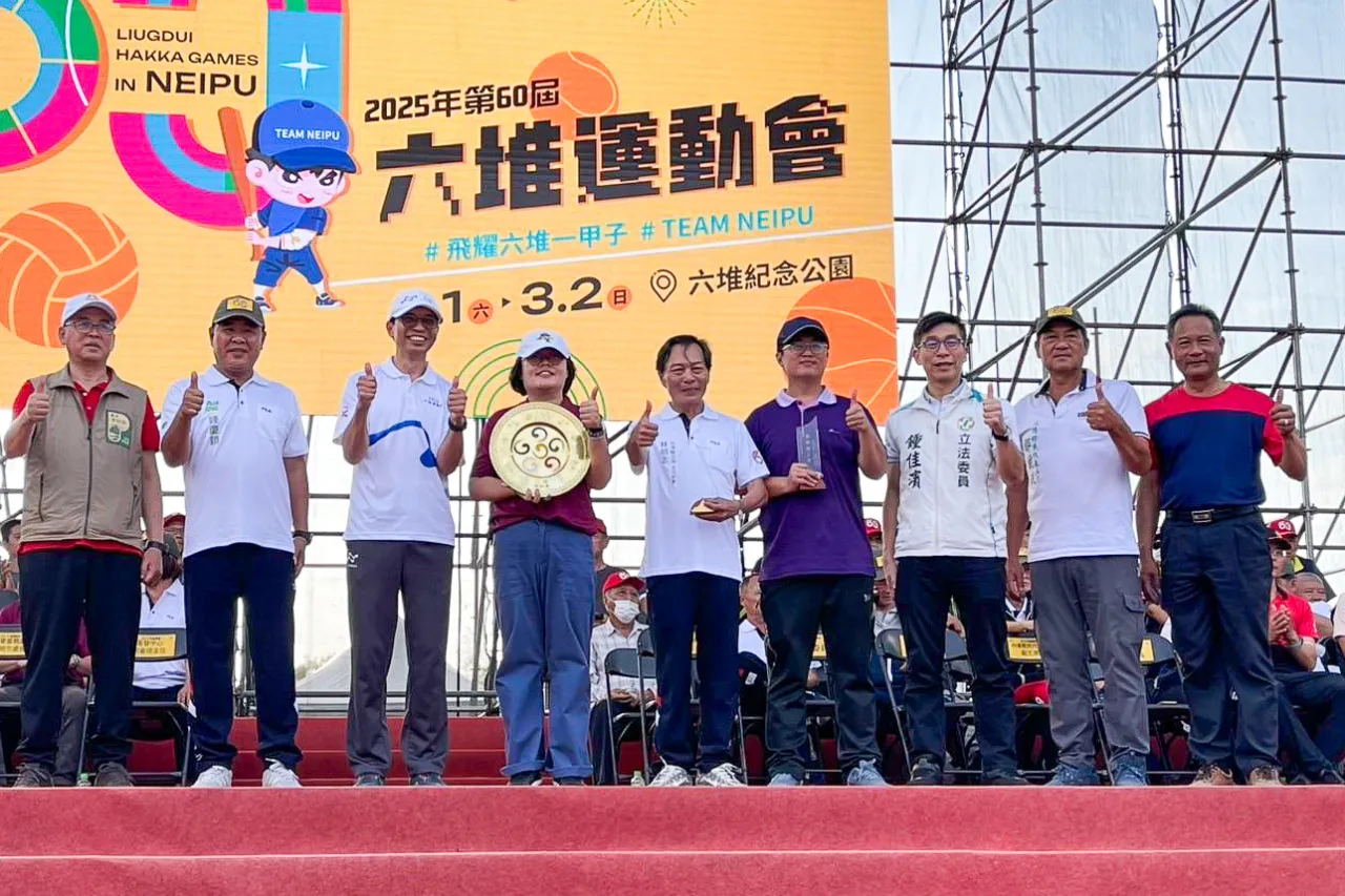 第60屆六堆運動會圓滿閉幕明年相聚佳冬，前三名分別由萬巒鄉、美濃區及內埔鄉奪得，左至右屏東縣政府李明宗處長、內埔鄉公所鍾慶鎮鄉長、客發中心主任何金樑、萬巒鄉林以琳課長、內埔鄉林明志主秘、美濃區宋郡瑜課長、立委鍾佳濱、鄉民代表會主席鄧鏡斌、佳冬鄉長賴文一。客家文化發展中心提供
