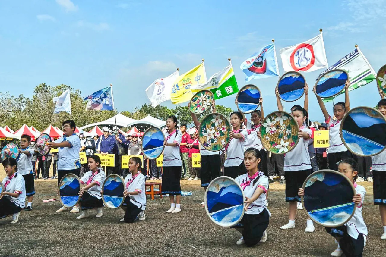 第60屆六堆運動會圓滿閉幕明年相聚佳冬，由內埔鄉豐田國小為閉幕帶來精彩表演。客家文化發展中心提供