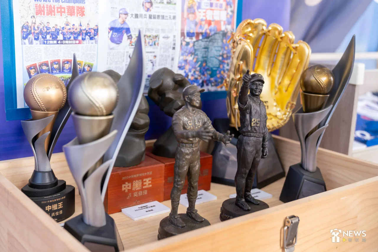六堆運動會現場展出歷屆棒球比賽的獎盃。李台源攝