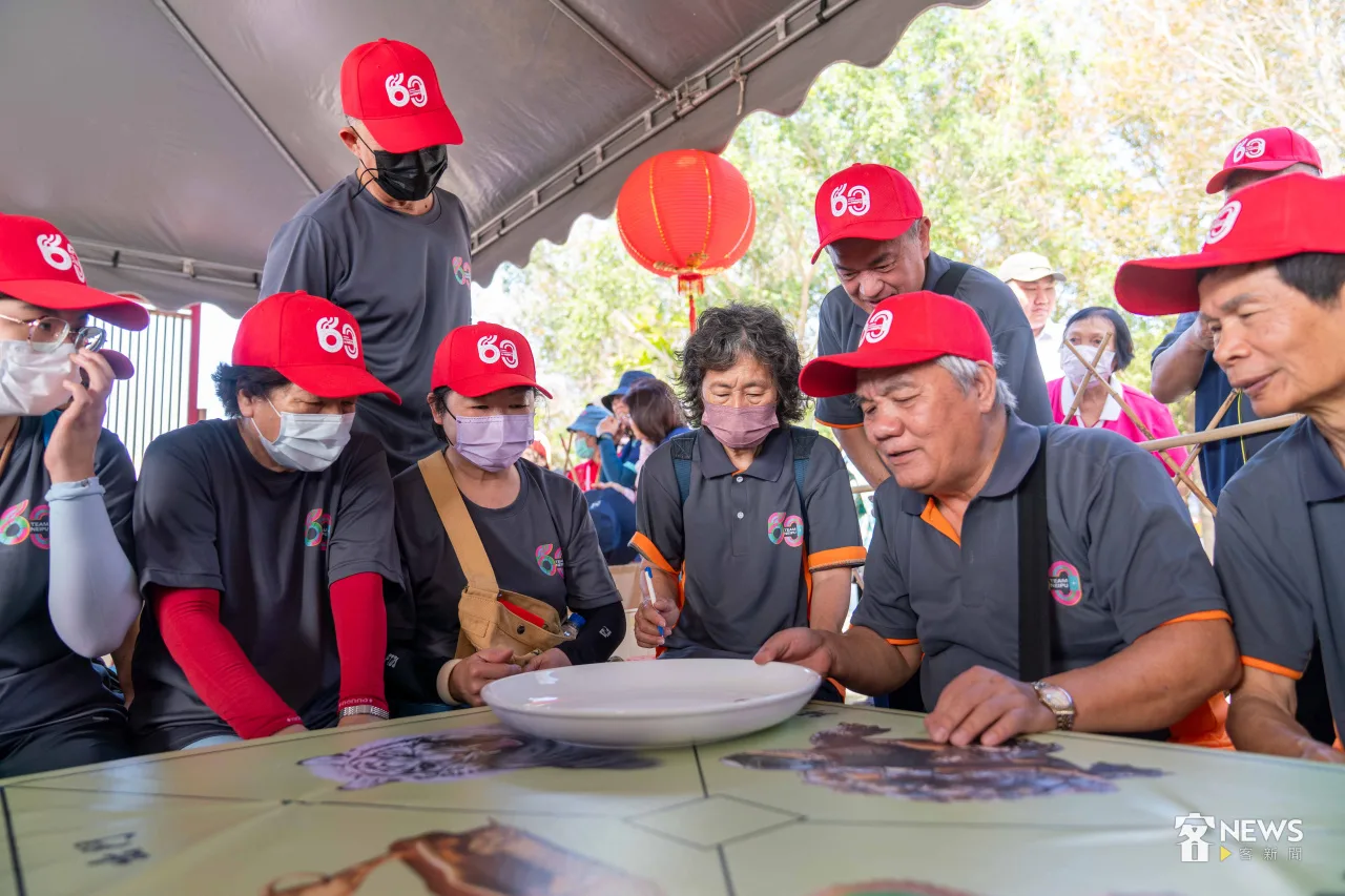 六堆運動會除了正式的比賽，也有喘統的博奕遊戲。李台源攝