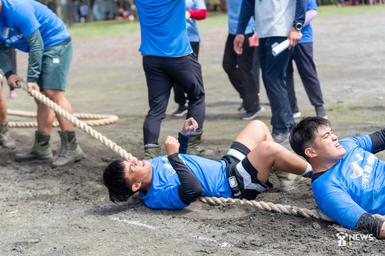 選手在場上全力以赴，展現運動家精神。李台源攝