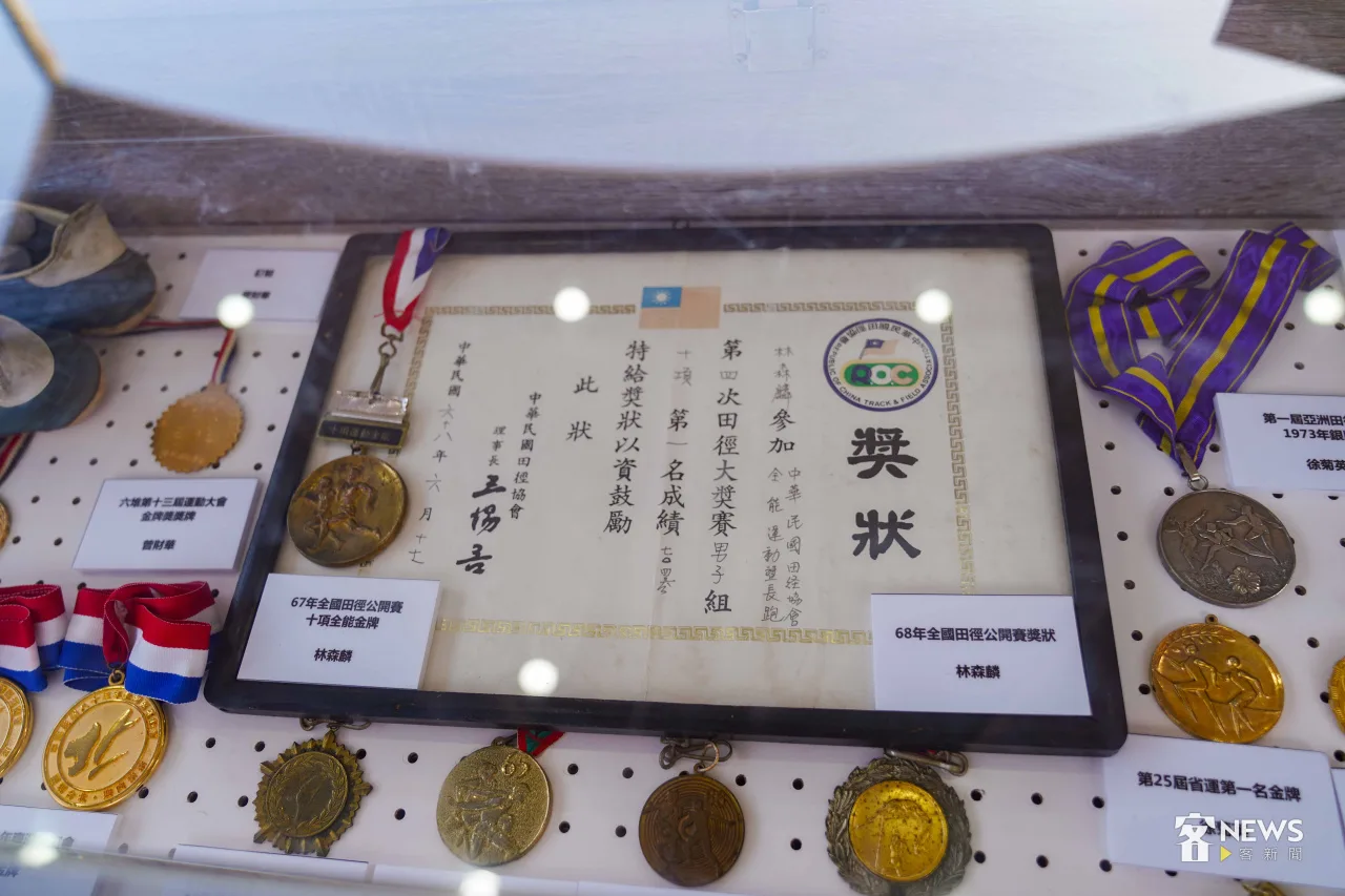 六堆運動會的現場特展陳列了在地運動員的大型賽事獎盃。李台源攝