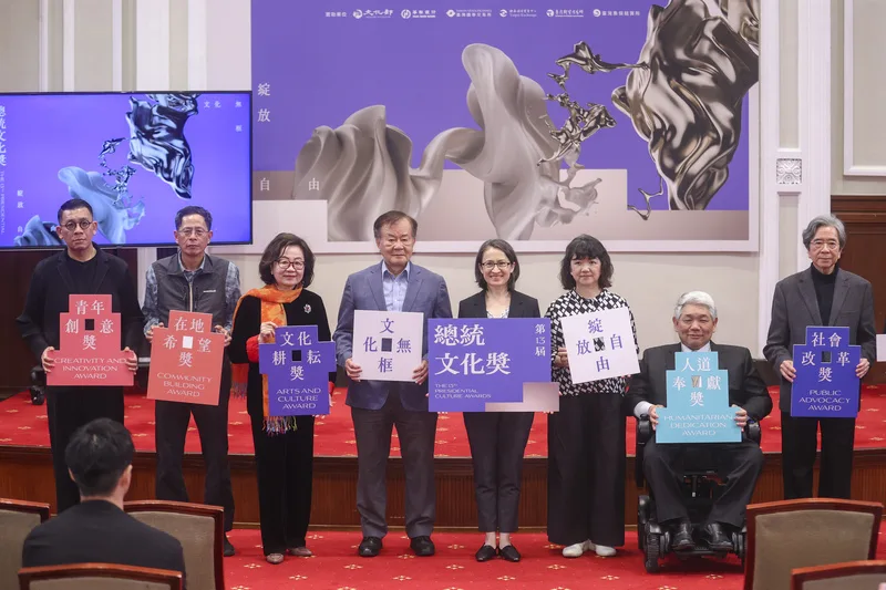 副總統蕭美琴（右4）3日在總統府主持第13屆總統文化獎徵選記者會，與「文化耕耘獎」召集人陳郁秀（左3）、「在地希望獎」召集人劉克襄（左2）、「人道奉獻獎」召集人王榮璋（右2）、「青年創意獎」召集人蔡嘉駿（左1）、「社會改革獎」召集人蕭新煌（右1）等合影。中央社